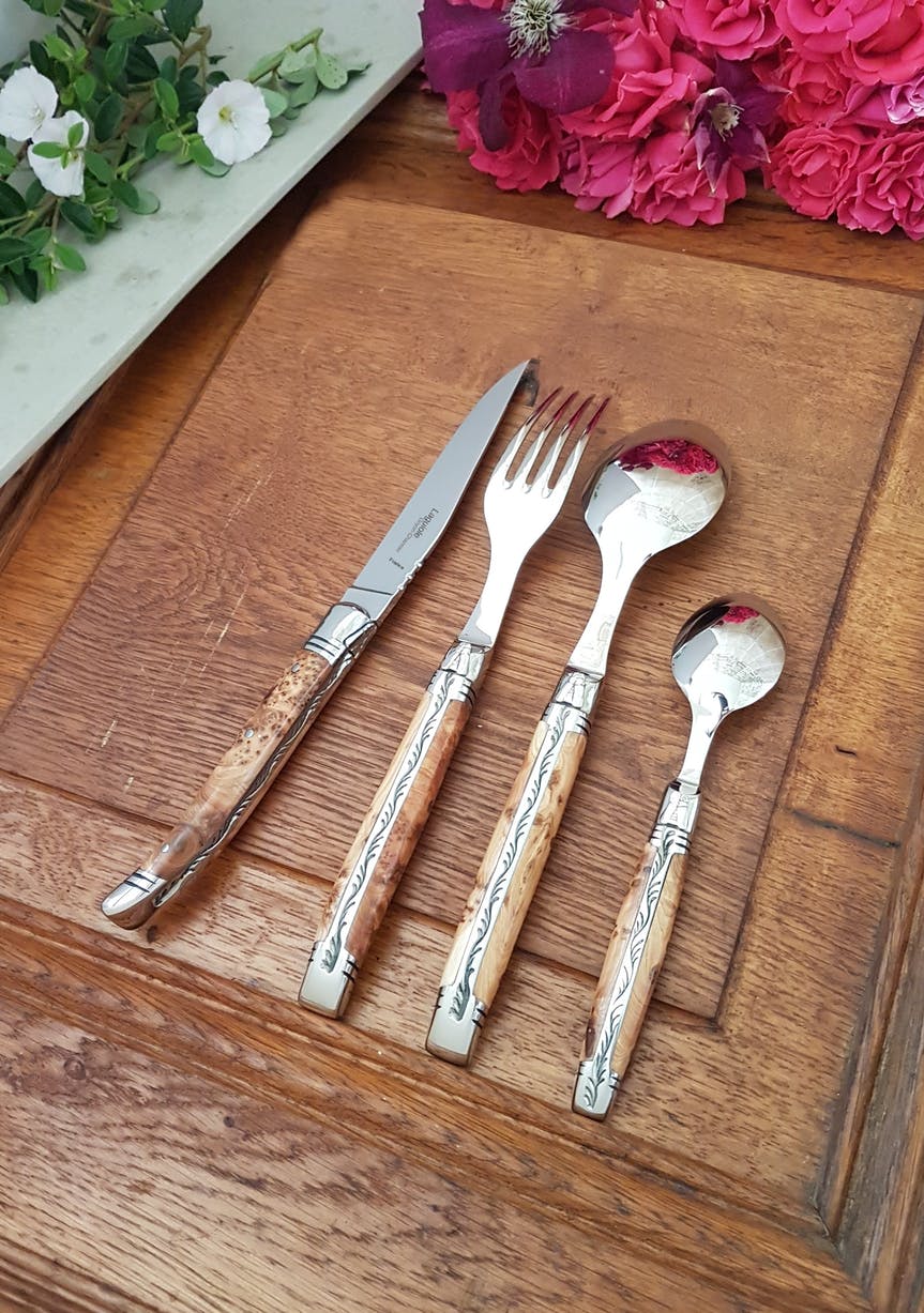 Set mit 6 Stück "Laguiole Prestige" Steakmessern von Goyoun Chazeau - Griffe aus Olivenholz