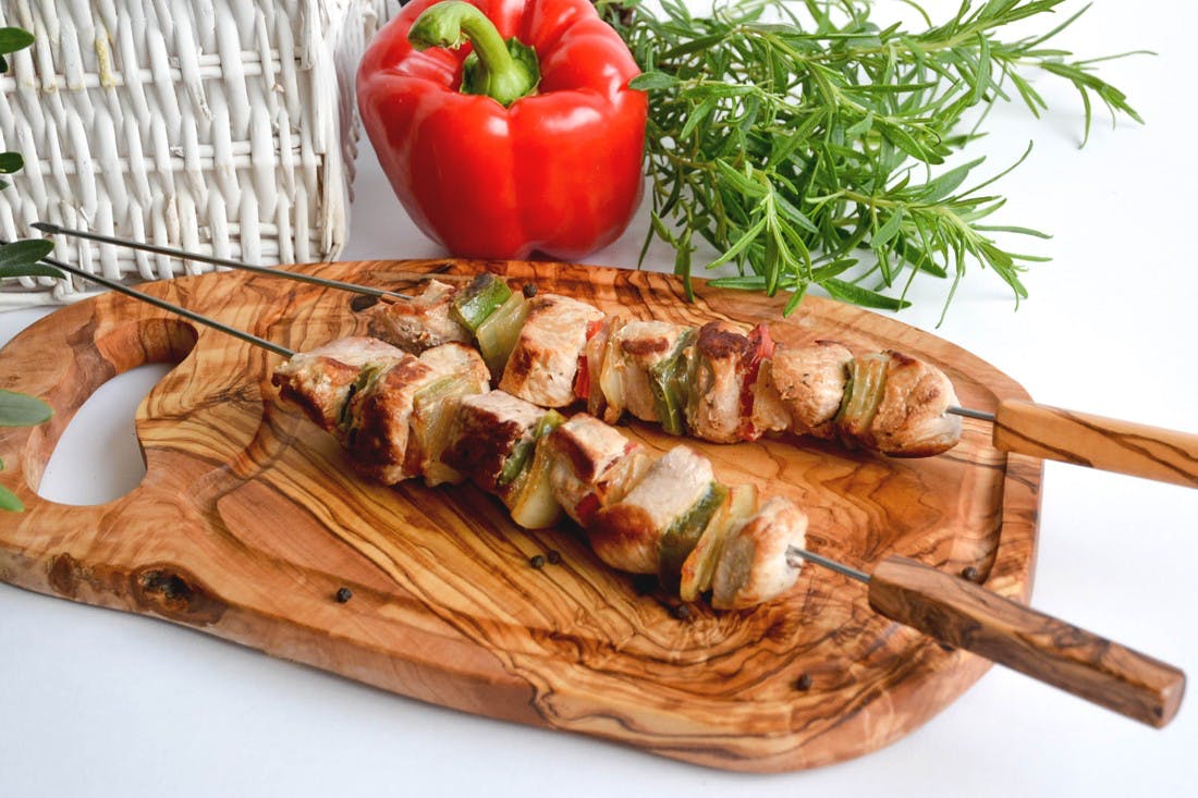 Steakbrett oder Servierbrett naturbelassen mit Grifflasche und Saftrille aus Olivenholz ( L40 - 44cm)