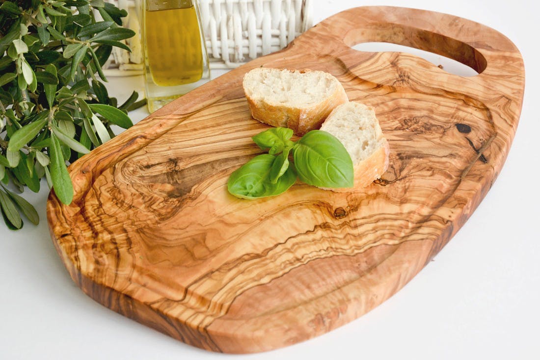 Steakbrett oder Servierbrett naturbelassen mit Grifflasche und Saftrille aus Olivenholz ( L40 - 44cm)