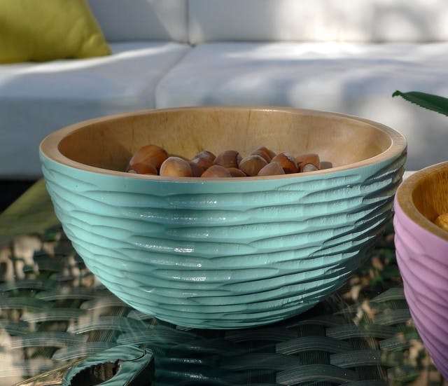 "Carved hellblau M" ökologisch nachhaltige und handgefertigte Holzschale - Obstschale - Salatschale von SueBeeker