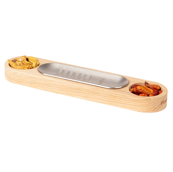 CHILI - Reibe aus rostfreiem Stahl. Untersätzer aus natürlichem Eichenholz. Zwei Sorten getrocknete Bio-Chili-Schoten. schlanke, flache Geschenkverpackung.