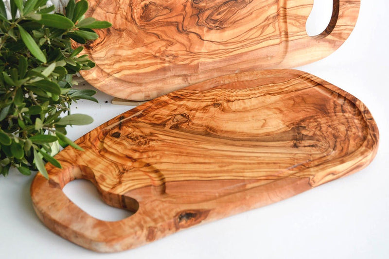 Steakbrett oder Servierbrett naturbelassen mit Grifflasche und Saftrille aus Olivenholz ( L45 - 49cm)