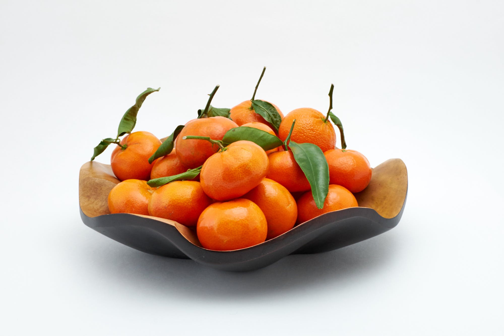"Lotus leaf choco S" ökologisch nachhaltige und handgefertigte Holzschale - Obstschale - Salatschale von SueBeeker