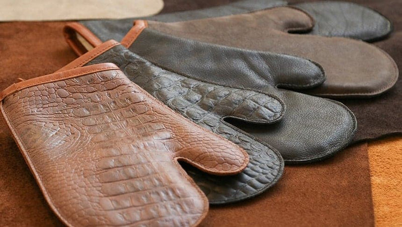 Handgefertigter Ofenhandschuh Kansas aus Büffelleder - mit Daumen - schwarz